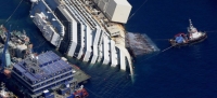 Εντυπωσιακές φωτογραφίες από το ναυάγιο του Costa Concordia λίγο πριν την ανέλκυσή του 