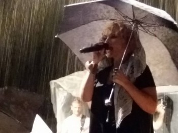 Από τη συναυλία εν μέσω βροχής το καλοκαίρι στη Μυτιλήνη  (φωτο Χριστόδουλος Κυπαρίσσης)