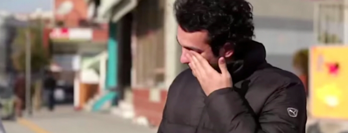 Θα δακρύσετε! Μια ολόκληρη γειτονιά έμαθε κρυφά νοηματική για να κάνει έκπληξη σε φίλο τους με προβλήματα ακοής
