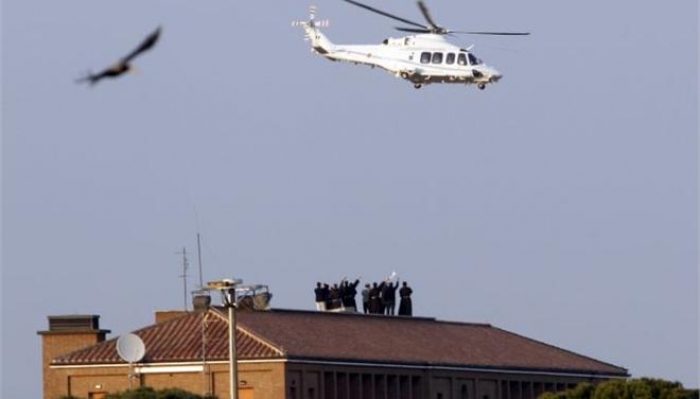 Ιερωμένοι στην ταράτσα της Αγίας Έδρας αποχαιρετούν τον Βενέδικτο ΙΣτ&#039; που αναχώρησε με ελικόπτερο