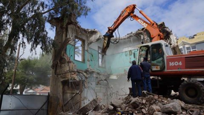 φωτο από τις εργασίες κατεδάφισης του κτιρίου στο κέντρο της Μυτιλήνης (φωτο Γιώργος Παπαδόπουλος)