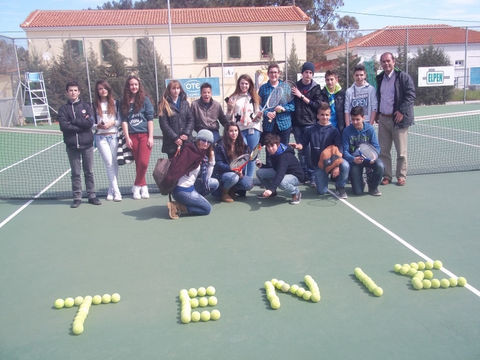Οι μαθητές του Γυμνασίου Πέτρας στα γήπεδα τένις της Νεάπολης 